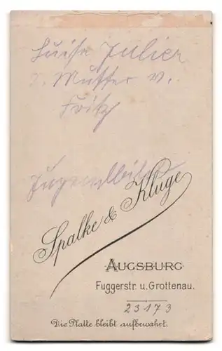 Fotografie Spalke & Kluge, Augsburg, Fuggerstrasse, Portrait junges Mädchen im Kleid mit Kragenbrosche