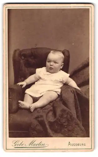 Fotografie Gebr. Martin, Augsburg, Bahnhofstrasse, Portrait süsses Kleinkind im weissen Hemd