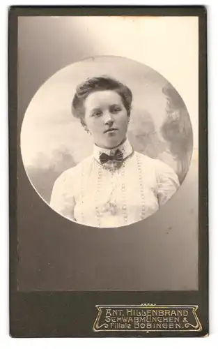 Fotografie Ant. Hillenbrand, Schwabmünchen, Brustportrait junge Dame in hübscher Kleidung