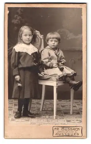 Fotografie Fr. Mussack, Augsburg, Innere Uferstrasse 3, Portrait zwei kleine Mädchen in modischen Kleidern