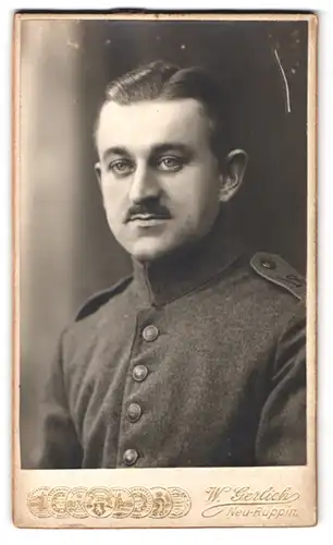 Fotografie W. Gerlich, Neu-Ruppin, Portrait Soldat in Uniform mit Schnurrbart