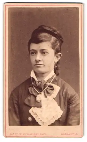 Fotografie G. J. Koch, Schleswig, Lollfuss 118-120, Portrait Fräulein mit Hochsteckfrisur und Amulett