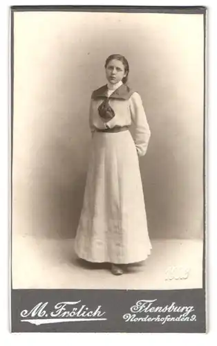 Fotografie M. Frölich, Flensburg, Norderhofenden 9, Portrait junge Dame im modischen Kleid