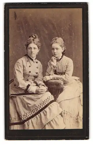 Fotografie W. Dreesen, Kiel, Holstenstrasse 22, Portrait zwei bürgerliche Damen zeitgenössischer Kleidung
