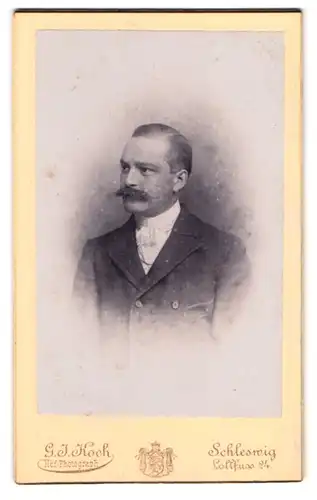 Fotografie G. J. Koch, Schleswig, Lollfuss 24, Portrait bürgerlicher Herr mit Schnauzbart