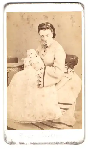 Fotografie F. Steiner, Innsbruck, Portrait junge Dame im modischen Kleid mit Baby