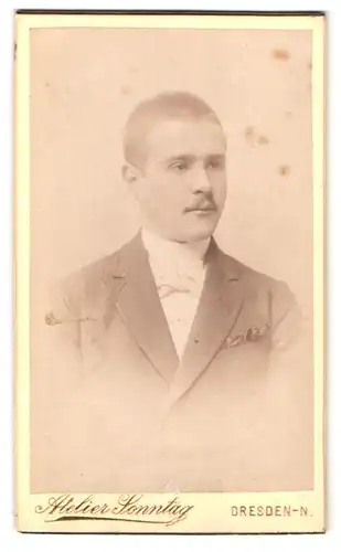 Fotografie Ernst Sonntag, Dresden-N, Alaunstrasse 14, Portrait stattlicher Herr im Anzug mit Fliege