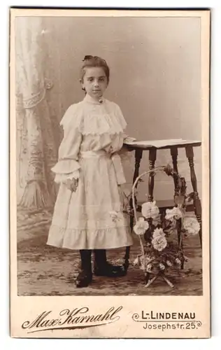 Fotografie Max Karnahl, L.-Lindenau, Josephstrasse 25, Portrait kleines Mädchen im weissen Kleid