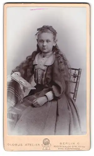 Fotografie Atelier Globus, Berlin-C, Rosenthaler-Strasse 53-54, Portrait junges Mädchen im modischen Kleid