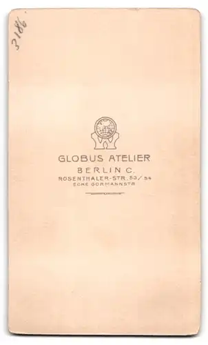 Fotografie Atelier Globus, Berlin-C, Rosenthaler-Strasse 53-54, Portrait junges Mädchen im modischen Kleid