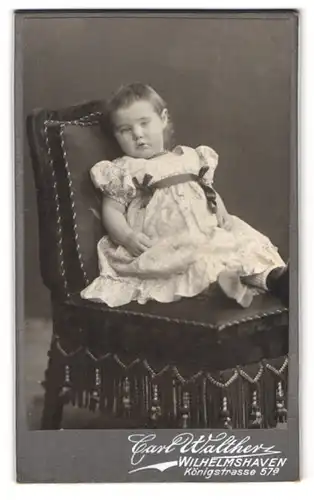 Fotografie Carl Walther, Wilhelmshaven, Königstrasse 57 a, Portrait kleines Mädchen im Kleid