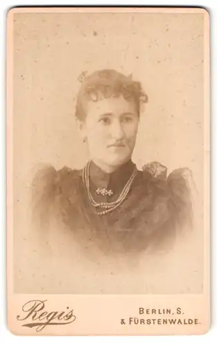 Fotografie A. Regis, Berlin-S, Prinzenstrasse 44, Portrait junge Dame mit Kragenbrosche und Halskette