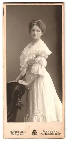 Fotografie M. Frölich, Flensburg, Norderhofenden 9, Portrait junge Dame im weissen Kleid