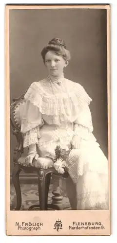 Fotografie M. Frölich, Flensburg, Norderhofenden 9, Portrait junge Dame im weissen Kleid