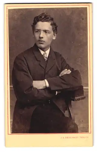 Fotografie J. A. Bödewadt, Tondern, Portrait junger Herr in Anzugjacke mit verschränkten Armen