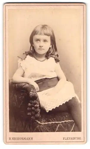 Fotografie H. Kriegsmann, Flensburg, Grosse Strasse 75, Portrait junges Mädchen im weissen Kleid