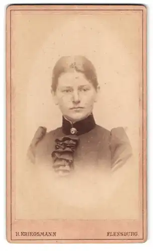 Fotografie H. Kriegsmann, Flensburg, Portrait junge Dame mit zurückgebundenem Haar