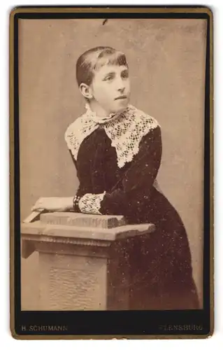 Fotografie H. Schumann, Flensburg, Holm 1, Portrait junge Dame im Samtkleid mit Spitzenkragen