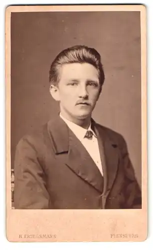 Fotografie H. Kriegsmann, Flensburg, Nordmarkt 49, Portrait eleganter Herr mit Oberlippenbart