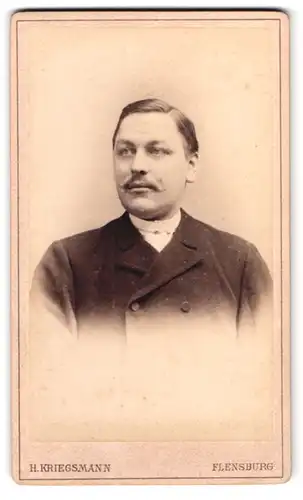 Fotografie H. Kriegsmann, Flensburg, Grosse Strasse 75, Portrait bürgerlicher Herr mit Oberlippenbart