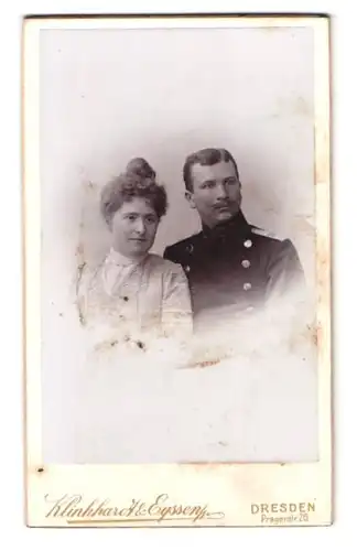 Fotografie Klinkhardt & Eyssen, Dresden-A, Pragerstrasse 26, Portrait Soldat in Uniform mit Frau
