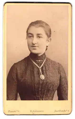 Fotografie Heinrich Axtmann, Plauen i. Voigtl., Oberer Graben 19, Portrait junge Dame mit Kragenbrosche und Amulett