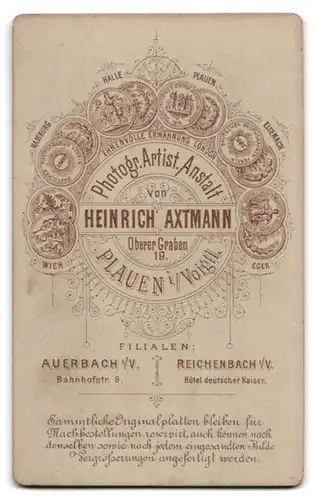 Fotografie H. Axtmann, Auerbach i. V., Portrait junge Dame mit Kragenbrosche und Kreuzkette