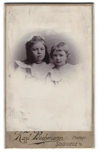 Fotografie Karl Bechmann, Schönheide i /E., Portrait zwei kleine Mädchen in hübschen Kleidern