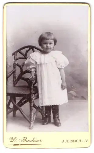 Fotografie W. Bruckner, Auerbach i /V., Portrait kleines Mädchen im weissen Kleid