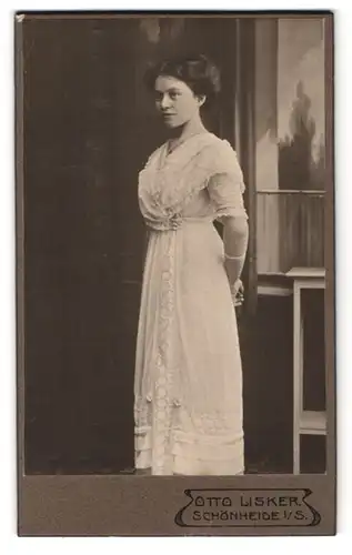 Fotografie Otto Lisker, Schönheide i /S., Portrait junge Dame im weissen Kleid