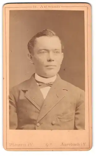 Fotografie H. Axtmann, Plauen i. V., Portrait junger Herr im Anzug mit Fliege