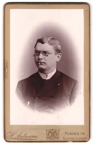 Fotografie Heinrich Axtmann, Plauen i /Voigtl., Oberer Graben 19, Portrait junger Herr im Anzug mit Zwicker