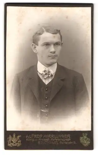 Fotografie Alfred Hirrlinger, Stuttgart, Gartenstrasse 9, Portrait junger Herr im Anzug mit Fliege