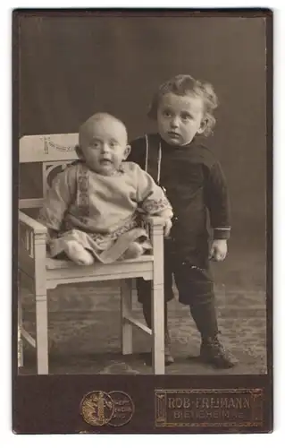 Fotografie Rob. Freimann, Bietigheim a. E., Portrait kleiner Junge und Kleinkind in zeitgenössischer Kleidung