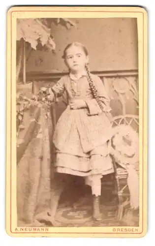 Fotografie A. Neumann, Dresden, Pragerstrasse 6, Portrait Mädchen im karierten Kleid mit geflochtenem Zopf