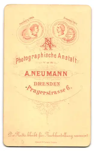 Fotografie A. Neumann, Dresden, Pragerstrasse 6, Portrait Mädchen im karierten Kleid mit geflochtenem Zopf