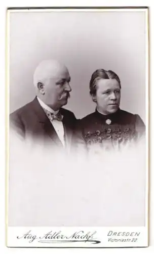 Fotografie Aug. Adler Nachf., Dresden, Victoriastrasse 22, Portrait Mann und Frau im Anzug mit Walrossbart und Kleid