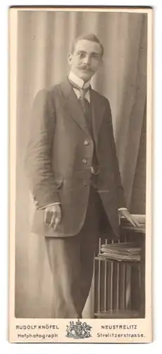 Fotografie Rudolf Knöfel, Neustrelitz, Strelitzerstrasse, Portrait junger Mann im Anzug mit Schlips