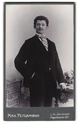 Fotografie Max Petermann, Klein Zschocher, Plagwitzer Strasse 72a, Portrait Herr im schwarzen Anzug mit Krawatte