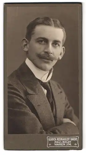 Fotografie Ulrich Reinholdt Nachf., Waren i. M., Mann im Anzug mit Moustache