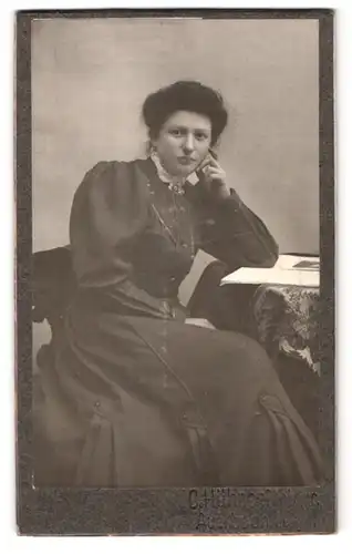 Fotografie Johann Gahler, Auerbach i. V., Kaiserstr. 23, Portrait Dame im Biedermeierkleid stütze den Kopf auf die Hand