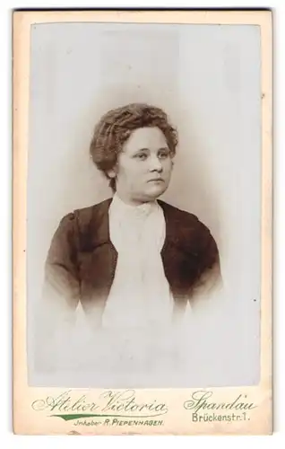 Fotografie Atelier Victoria, Spandau, Brückenstrasse 1, Portrait junge Frau mit Bolero und toupierten Haaren