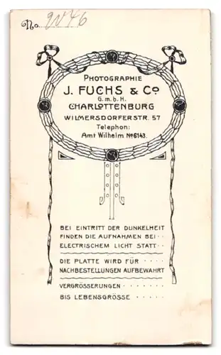 Fotografie J. Fuchs & Co., Charlottenburg, Wilmersdorferstrasse 57, Portrait Herr im grauen Anzug mit Zwirbelbart