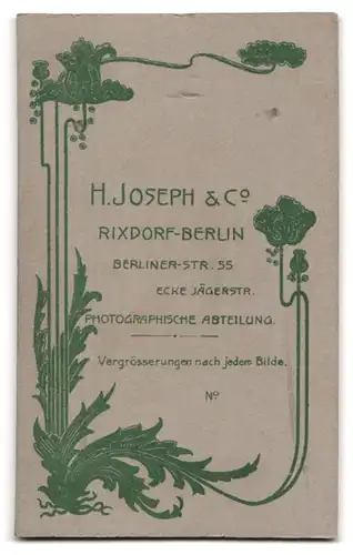 Fotografie H. Joseph & Co., Rixdorf, Berlinerstrasse 55, Portrait Frau im Pünktchenkleid mit Hochsteckfrisur