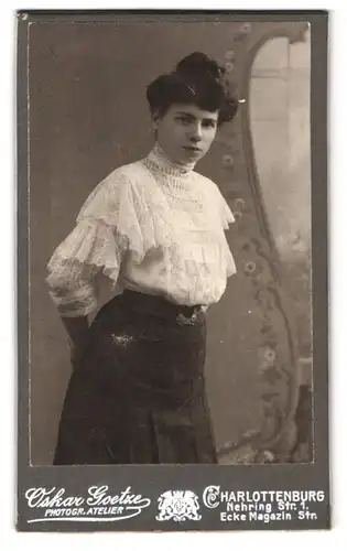 Fotografie Oskar Goetze, Charlottenburg, Nehring Strasse 1, Portrait Dame in weisser Bluse mit Hochsteckfrisur