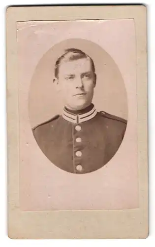 Fotografie Fotograf und Ort unbekannt, Portrait Soldat in Garde Uniform