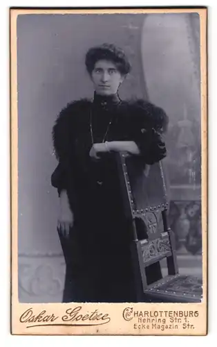 Fotografie Oskar Goetze, Charlottenburg, Nehring Strasse 1, Portrait Dame im Pelzbesetzen Kleid mit Brosche
