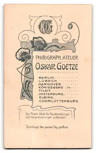 Fotografie Oskar Goetze, Charlottenburg, Nehring Strasse 1, Portrait Dame im Pelzbesetzen Kleid mit Brosche