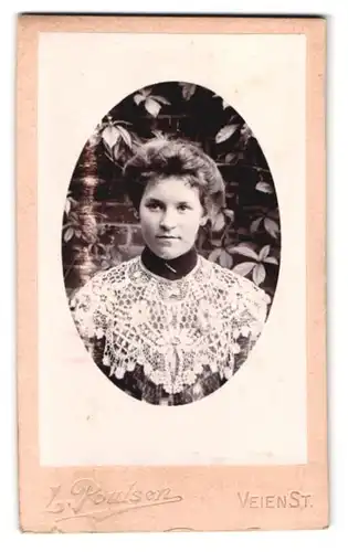 Fotografie L. Poulsen, Vejen, Portrait junge Dänin im Spitzenkleid mit toupierten Haaren
