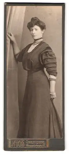 Fotografie J. Fuchs, Charlottenburg, Wilmersdorferstrasse 57, Portrait jung Frau im Kleid mit rausgestrecktem Busen